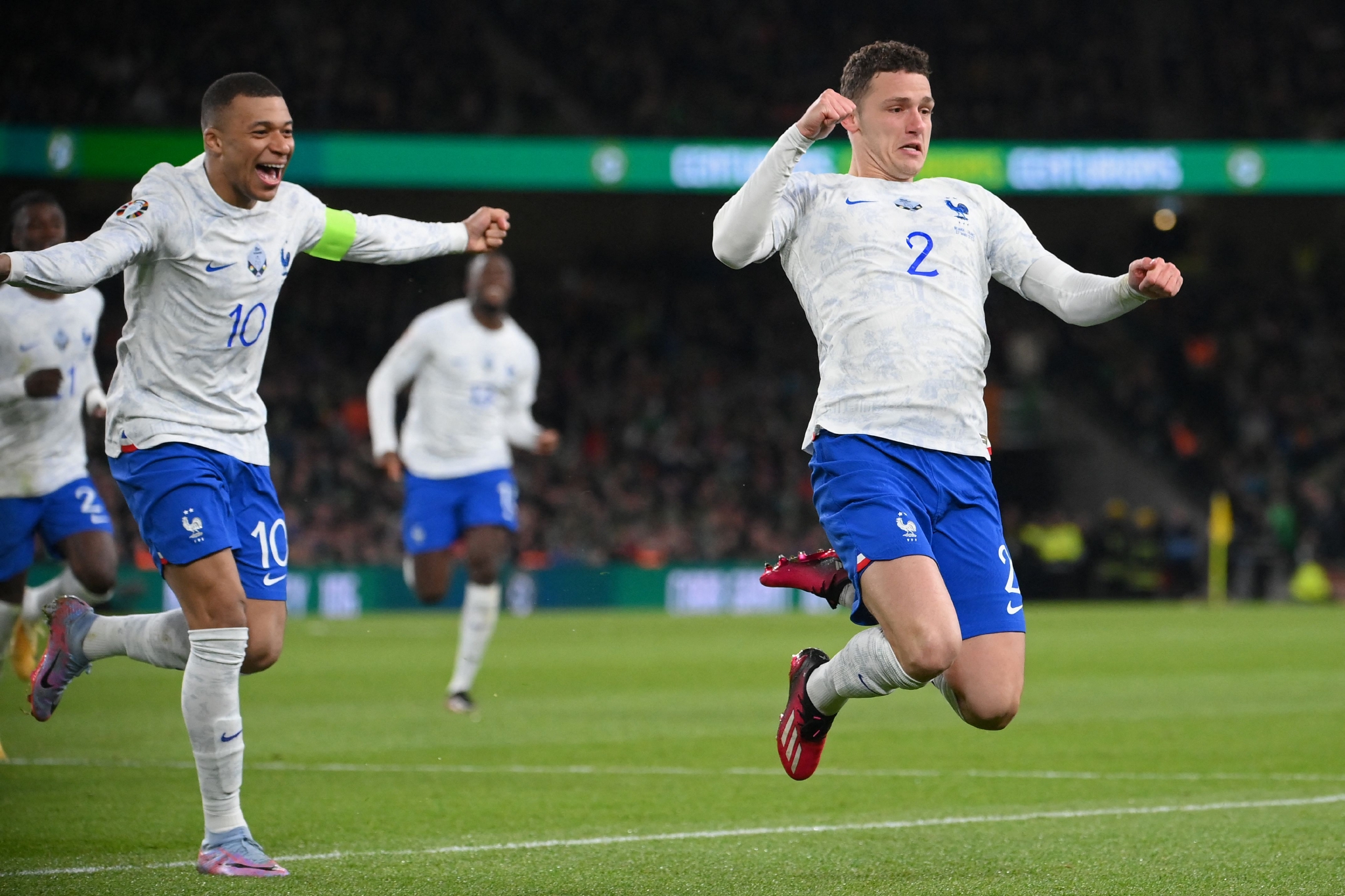 包含燃情驾驭！欧预赛巅峰对决，赛场绝艳的词条