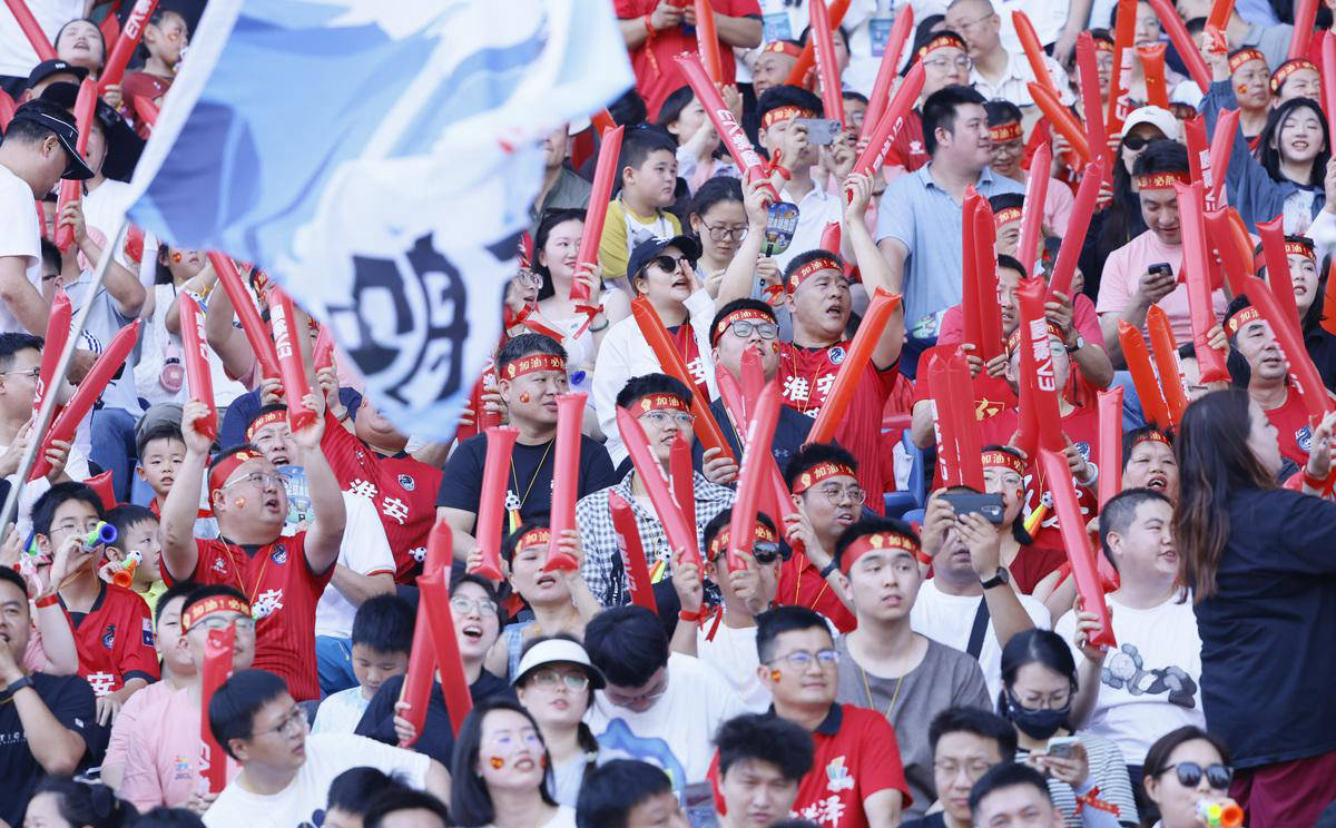 球队士气低迷,主场不胜为球迷担忧 球队士气低迷,主场不胜为球迷担忧