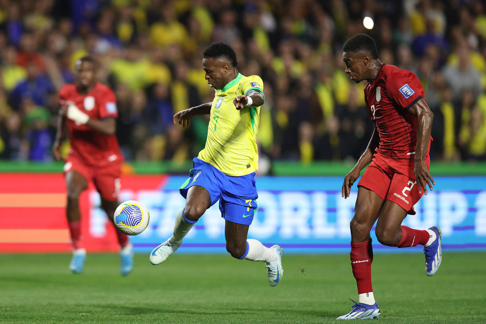 巴西队在国际足球赛中力压对手,获得胜利 巴西队在国际足球赛中力压对手,获得胜利