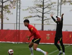 恩菲尔德体能训练升级,备战阿尔艾因半决赛 恩菲尔德体能训练升级,备战阿尔艾因半决赛