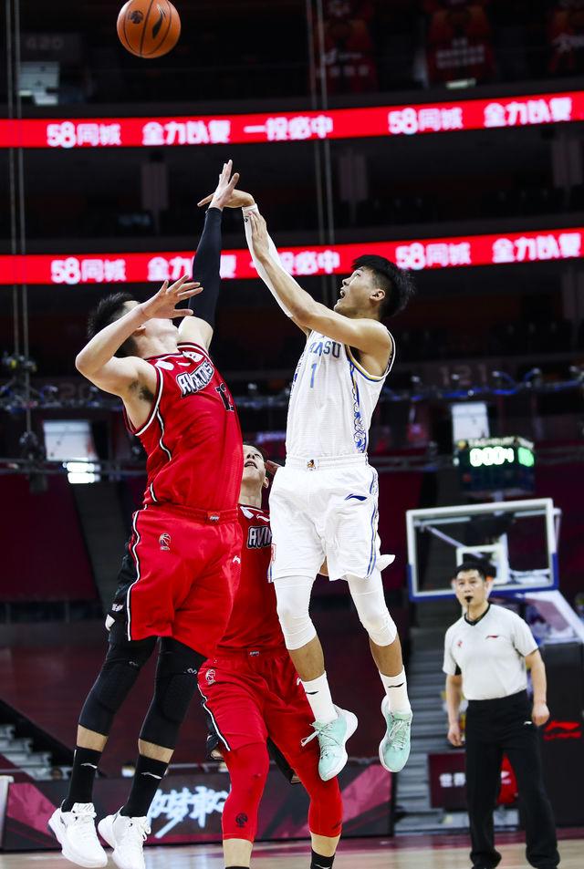 瑞士男篮表现不俗,争夺胜利冲刺领先 瑞士男篮表现不俗,争夺胜利冲刺领先