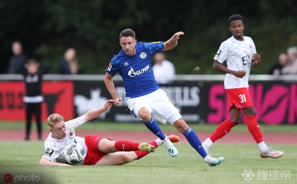 沙尔克队员全力以赴取得胜利 沙尔克队员全力以赴取得胜利