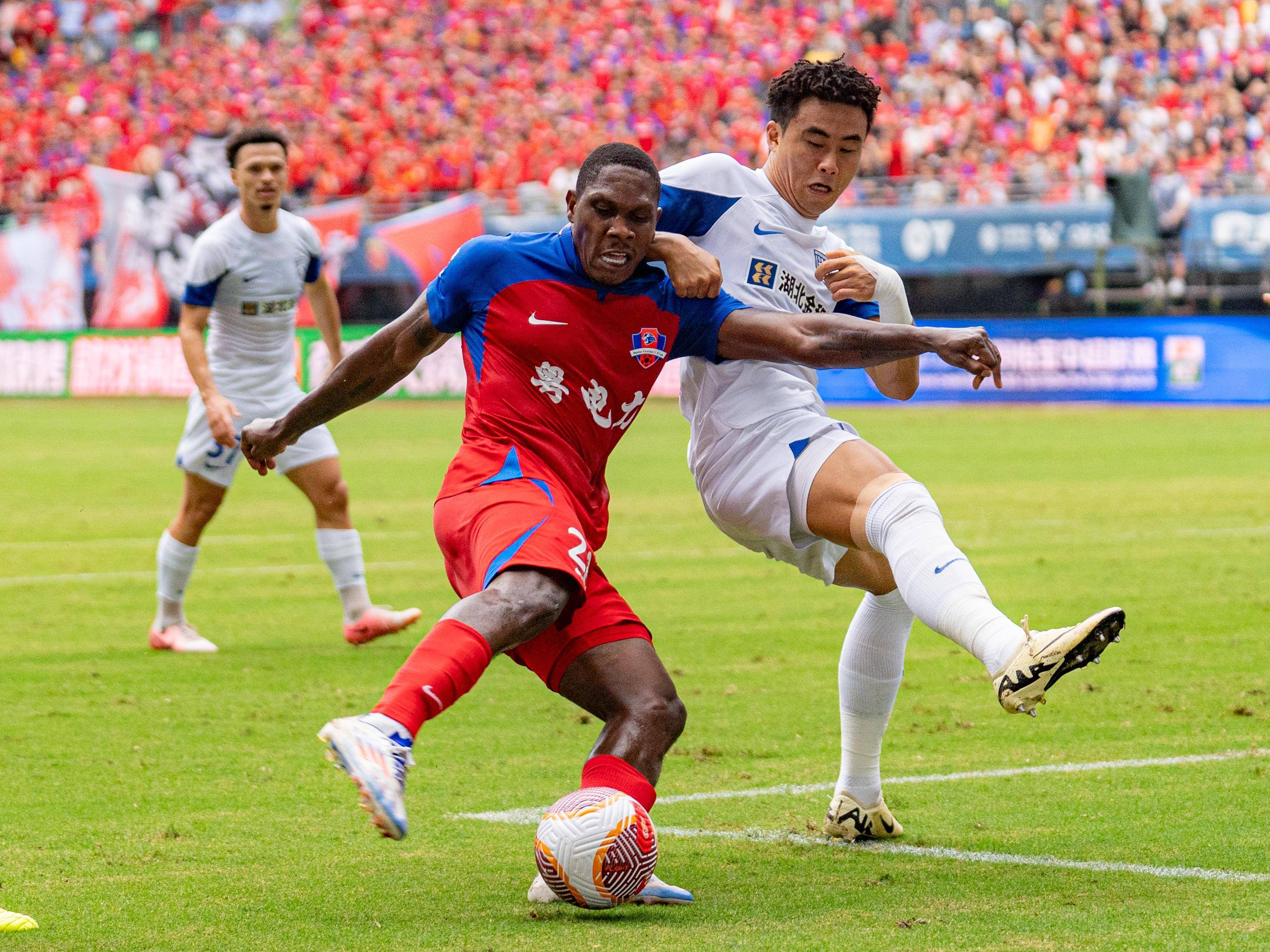 中超联赛呈现白热化局面，竞争激烈