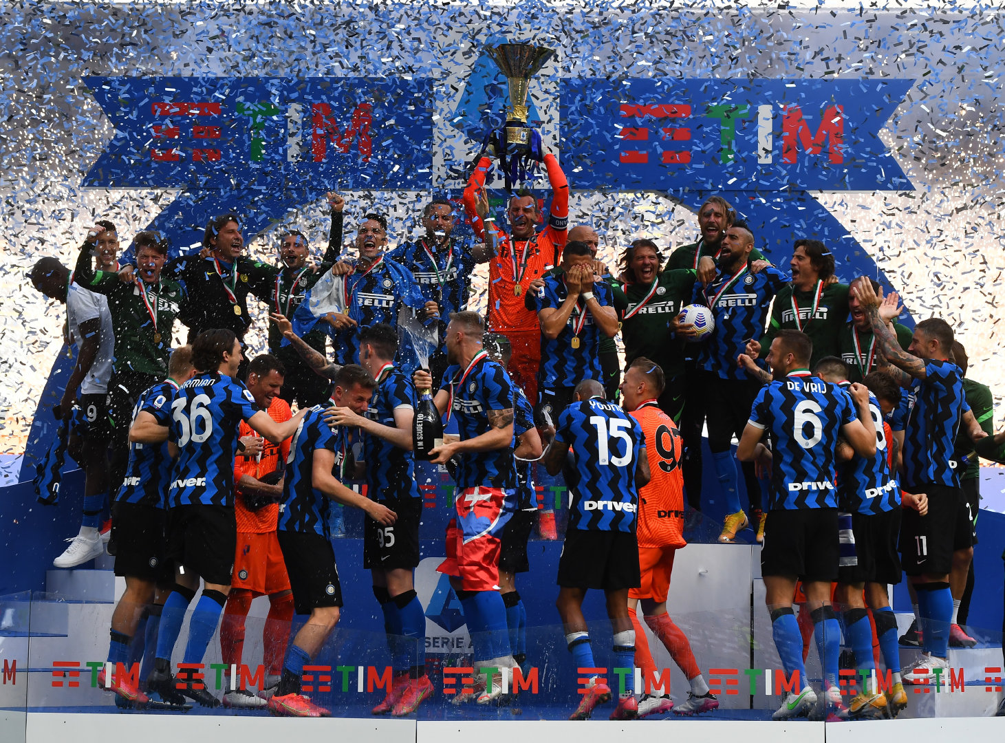 意甲联赛出现激烈竞争，各队争夺胜利